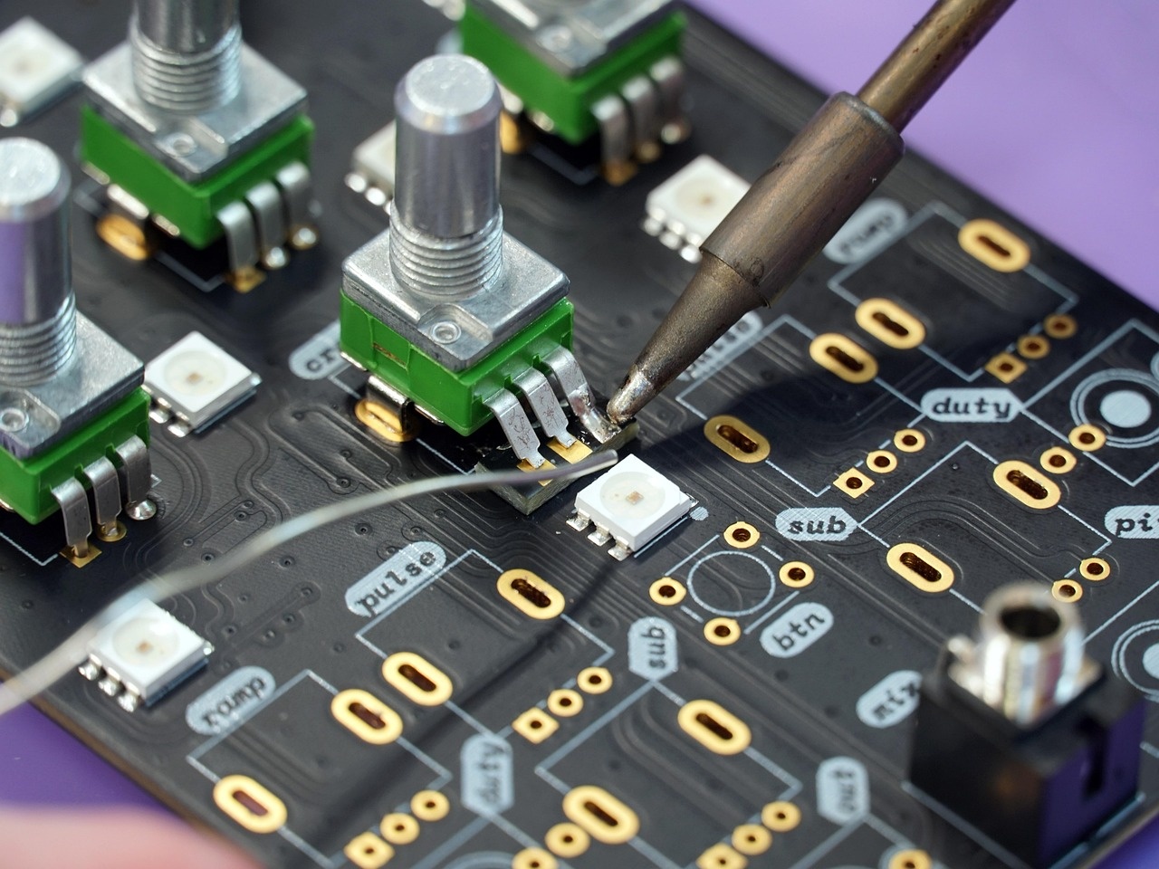 Elektronikfertigung und Präzisionsarbeit an einer Leiterplatte