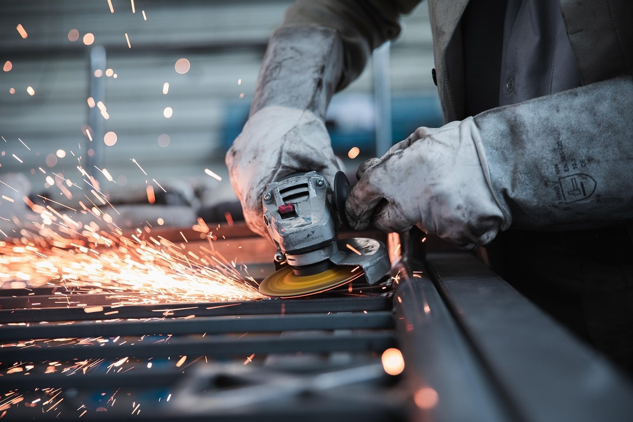 Präzisionsarbeit bei der technischen Montage und Metallbearbeitung