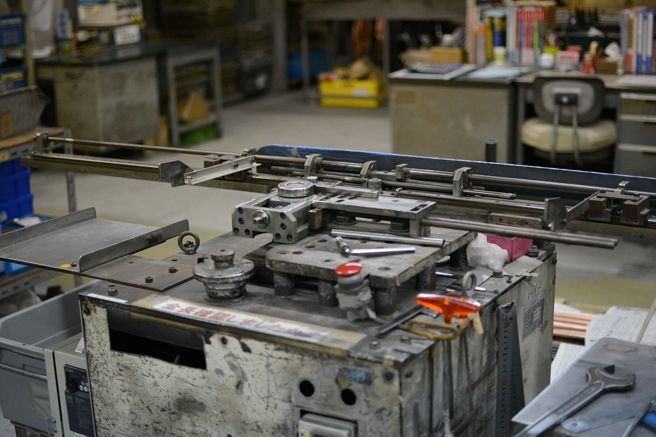 Gebäudetechnische Installation mit Leitungsführung und Anlagentechnik