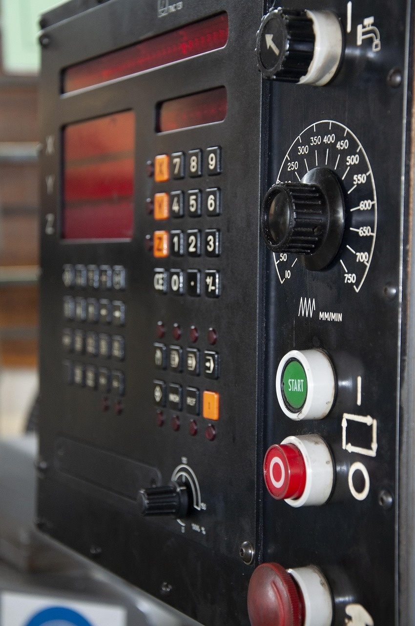 Automatisierungs- und Steuerungstechnik in einem technischen Raum